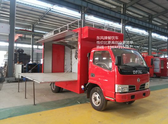 甘肅張總來(lái)我廠(chǎng)提車(chē)中-東風(fēng)多利卡餐飲車(chē)