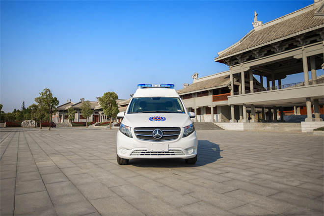 奔馳負壓救護車(chē)